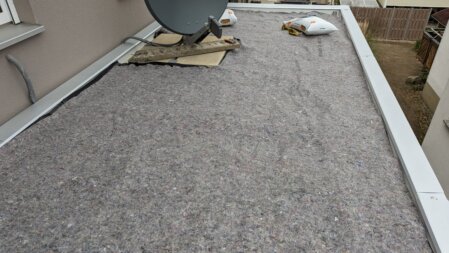 Extensive Dachbegrünung – Komplettsystem, Speicherschutzmatte zum Schutz der Dachdichtung und als Wasserspeicher.